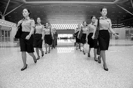 鄭州綜合交通樞紐“芳容初現(xiàn)”新東站10月1日通車