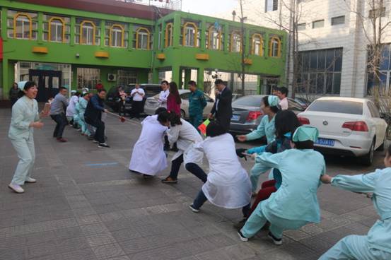喜迎三八節 鄭州市兒童醫院舉辦拔河比賽