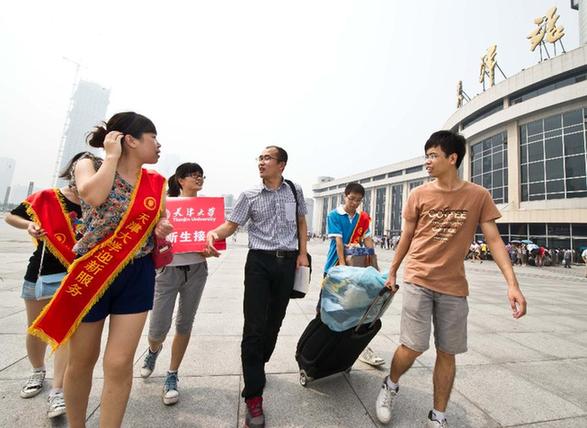 努力拼搏改變命運(yùn)的“保安哥”天津大學(xué)報(bào)到 婉拒大部分捐款