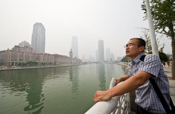 努力拼搏改變命運的“保安哥”天津大學報到 婉拒大部分捐款