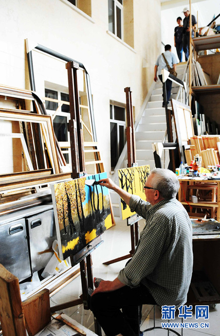 俄羅斯畫家中國(guó)太陽(yáng)島上留“油寶”