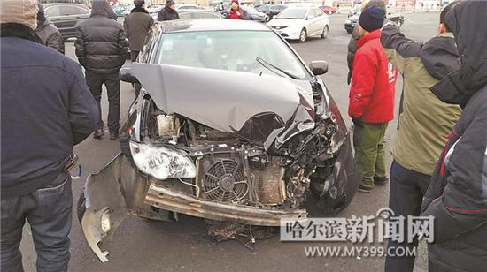 哈爾濱博物館轉(zhuǎn)盤道轎車撞翻運鈔車 巨款當街轉(zhuǎn)運(圖)