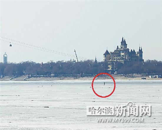 哈爾濱一名醉漢不聽(tīng)勸阻 冒險(xiǎn)過(guò)江兩次掉進(jìn)清溝(圖)