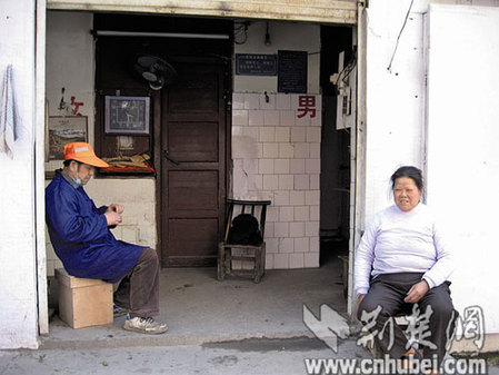 承諾如山 荊州一對老夫妻蝸居公廁8年還債