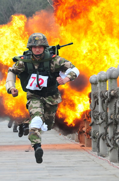 武警湖北總隊開展特戰(zhàn)集訓（圖）