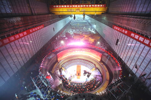 三峽建設(shè)者舉行合唱音樂(lè)會(huì)慶五一