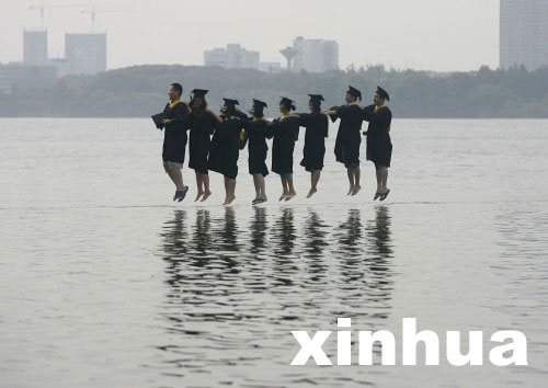 武大學生拍“水上飄”畢業照