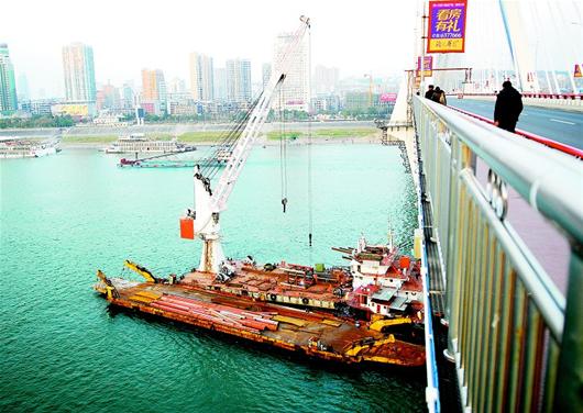 圖文：湖北宜昌夷陵長江大橋 穿上防撞衣