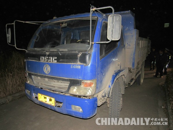 貨車后欄板敞開秒變傷人利器 摩托車司機不幸撞上身亡