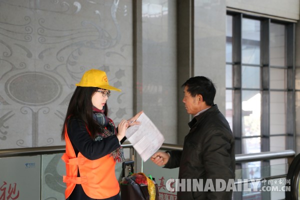 95后小鮮肉讓寒冬變暖 武漢一高校大學生志愿者服務春運