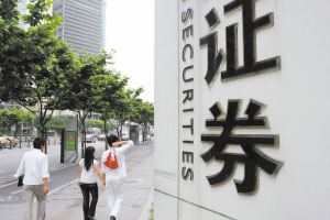 各行業(yè)年終獎盤點(diǎn):有的發(fā)奔馳車 有的發(fā)衛(wèi)生巾