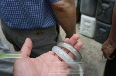 揭秘：爛石頭變翡翠的神奇過程