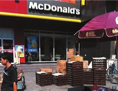 麥當(dāng)勞被曝漢堡原料露天暴曬 回應(yīng)稱決不使用(圖)