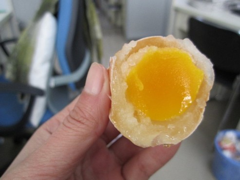 山東現“橡皮雞蛋”煮熟蛋黃能彈起20厘米(圖)