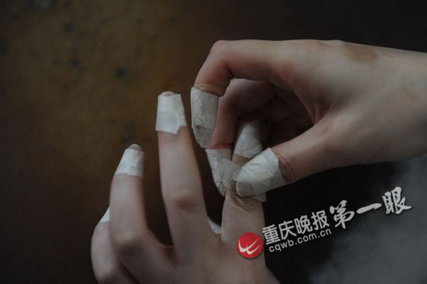 揭秘重慶點鈔女工的神秘生活 每天點鈔1.25噸