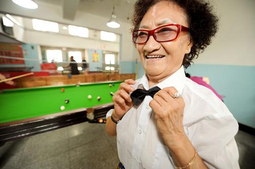 年過七旬“臺球奶奶”和她的臺球培訓(xùn)班