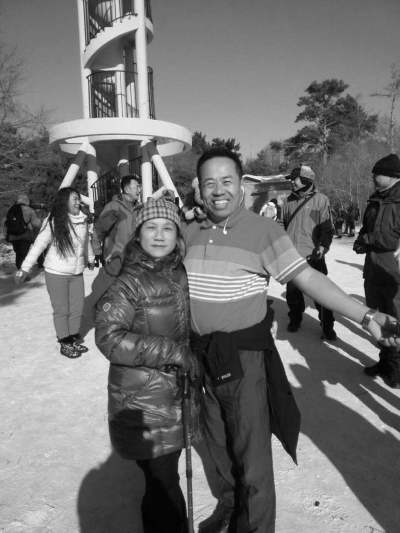 樂(lè)觀的哥也是模范丈夫每天和老伴手牽手南湖冬泳