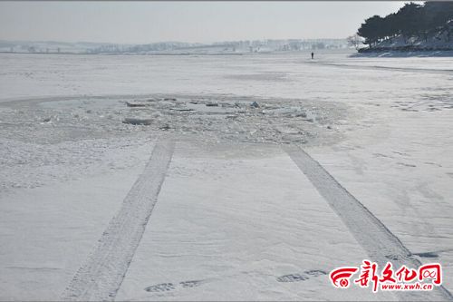 牛頭山水庫一越野車墜冰窟 車內3人跳窗逃生