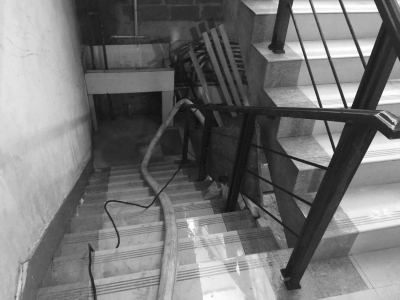 電梯“喝”了暖氣水 “罷工”取暖不成反“受水”