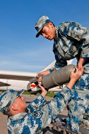 南空航空兵部隊轟六機群掛實彈升空練遠攻