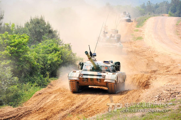 南京軍區某裝甲團戰術演練掠影