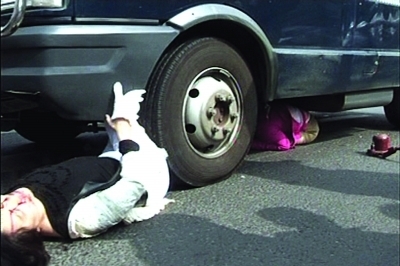 南京兩女子被運鈔車撞倒壓住 數(shù)十市民抬車救人