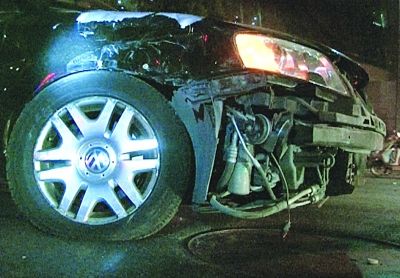 南京街頭兩轎車疑因斗氣對(duì)撞3次 踹裂擋風(fēng)玻璃