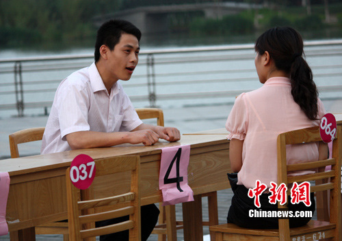 組圖：江蘇鹽城舉辦相親會 300多人報名參加