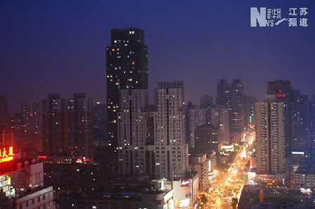 南京關閉景觀照明用電迎夏峰