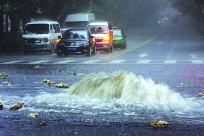 南京城遭遇特大暴雨 市民調侃汽車變潛水艇