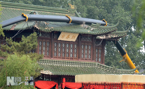 揚(yáng)州瘦西湖熙春臺(tái)飛檐被意外“砸傷”