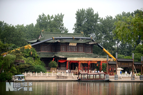 揚(yáng)州瘦西湖熙春臺(tái)飛檐被意外“砸傷”