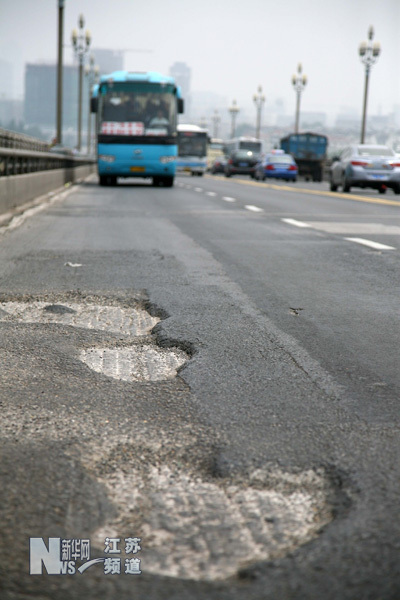 南京長江大橋橋面受損