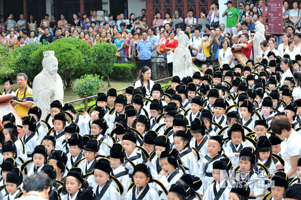 南京小學新生夫子廟里舉行“開筆禮”