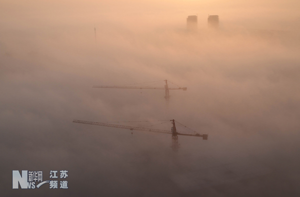 江蘇省盱眙縣城區出現平流霧奇觀