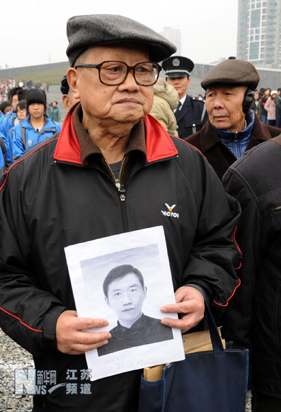 南京舉行國(guó)際和平集會(huì)悼念南京大屠殺30萬(wàn)同胞遇難75周年