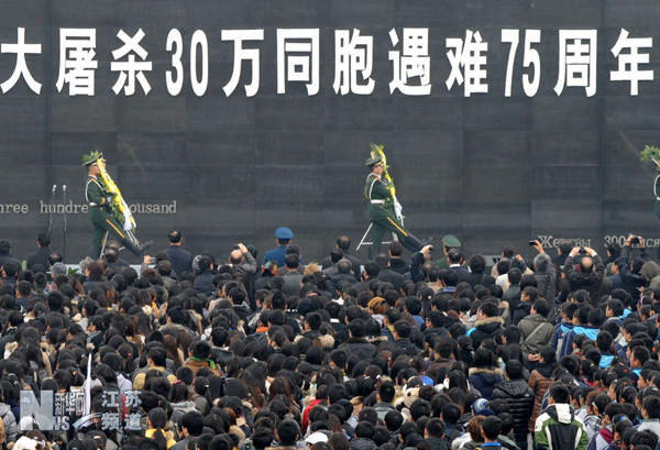 南京舉行國(guó)際和平集會(huì)悼念南京大屠殺30萬(wàn)同胞遇難75周年