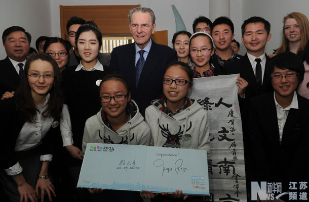 羅格（左）在南京青奧會組委會參觀