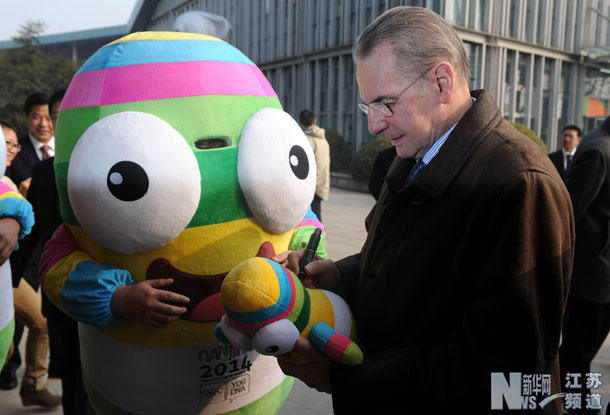 羅格（左）在南京青奧會(huì)組委會(huì)參觀