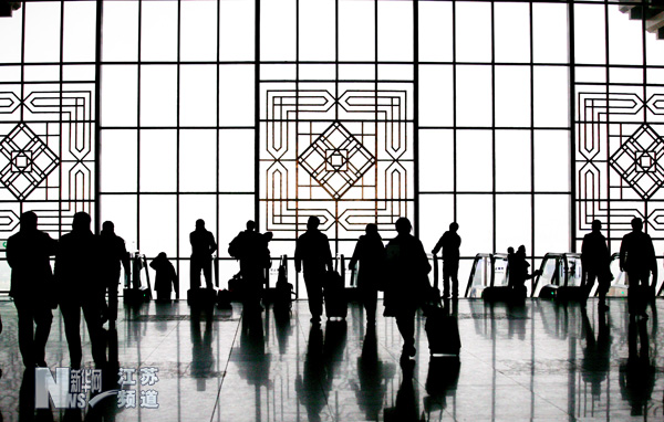 旅客在南京南站準備乘車返鄉