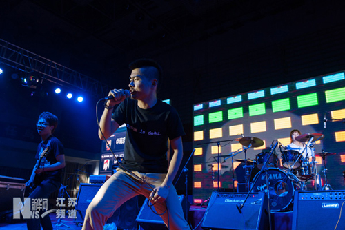 南京舉行高校原創搖滾音樂會 為雅安地震災區祈福