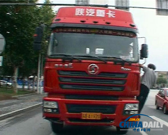 南京：外地貨車違規上橋被查 車外掛一名保安欲逃跑