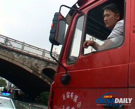 南京：外地貨車違規上橋被查 車外掛一名保安欲逃跑