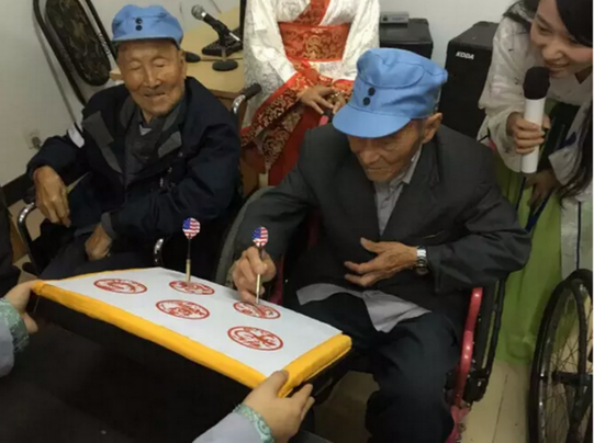 南京志愿者致敬老兵 古禮度端午