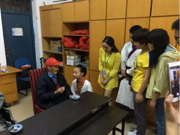 南京志愿者致敬老兵 古禮度端午