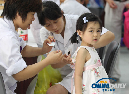 入伏第一天 各地忙貼“三伏貼”