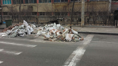 大量垃圾堆在路上 行人車輛被逼繞行