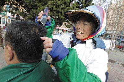 她為環衛工義務理發26年 74歲老人被稱“最美理發奶奶”