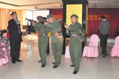 老戰友來聚會紀念當兵40年