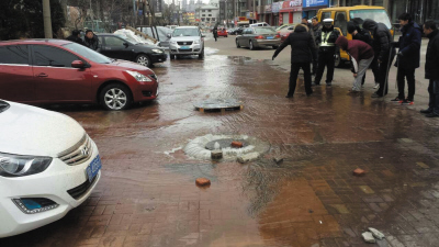 水管突爆裂 自來水不斷涌出